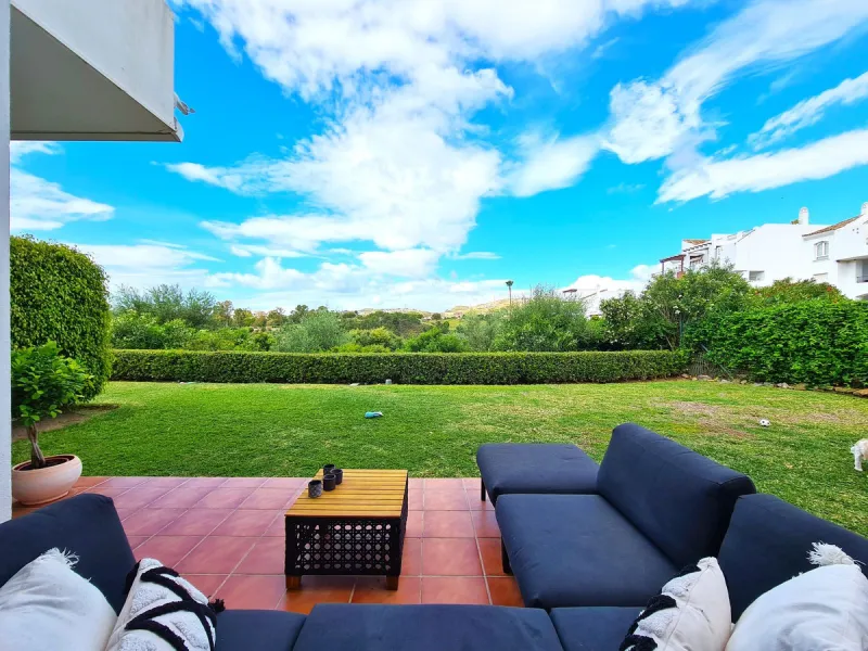 FANTASTIC 3-BEDROOM GROUND FLOOR APARTMENT WITH LARGE GARDEN