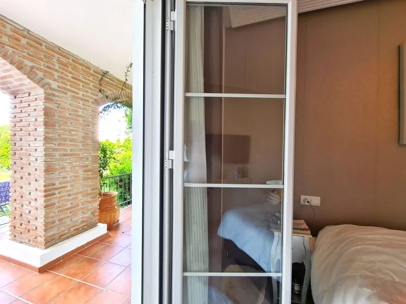 FANTASTIC 3-BEDROOM GROUND FLOOR APARTMENT WITH LARGE GARDEN