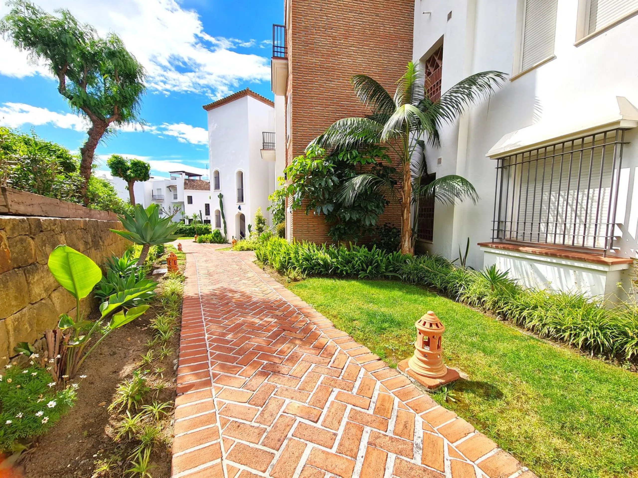 FANTASTIC 3-BEDROOM GROUND FLOOR APARTMENT WITH LARGE GARDEN