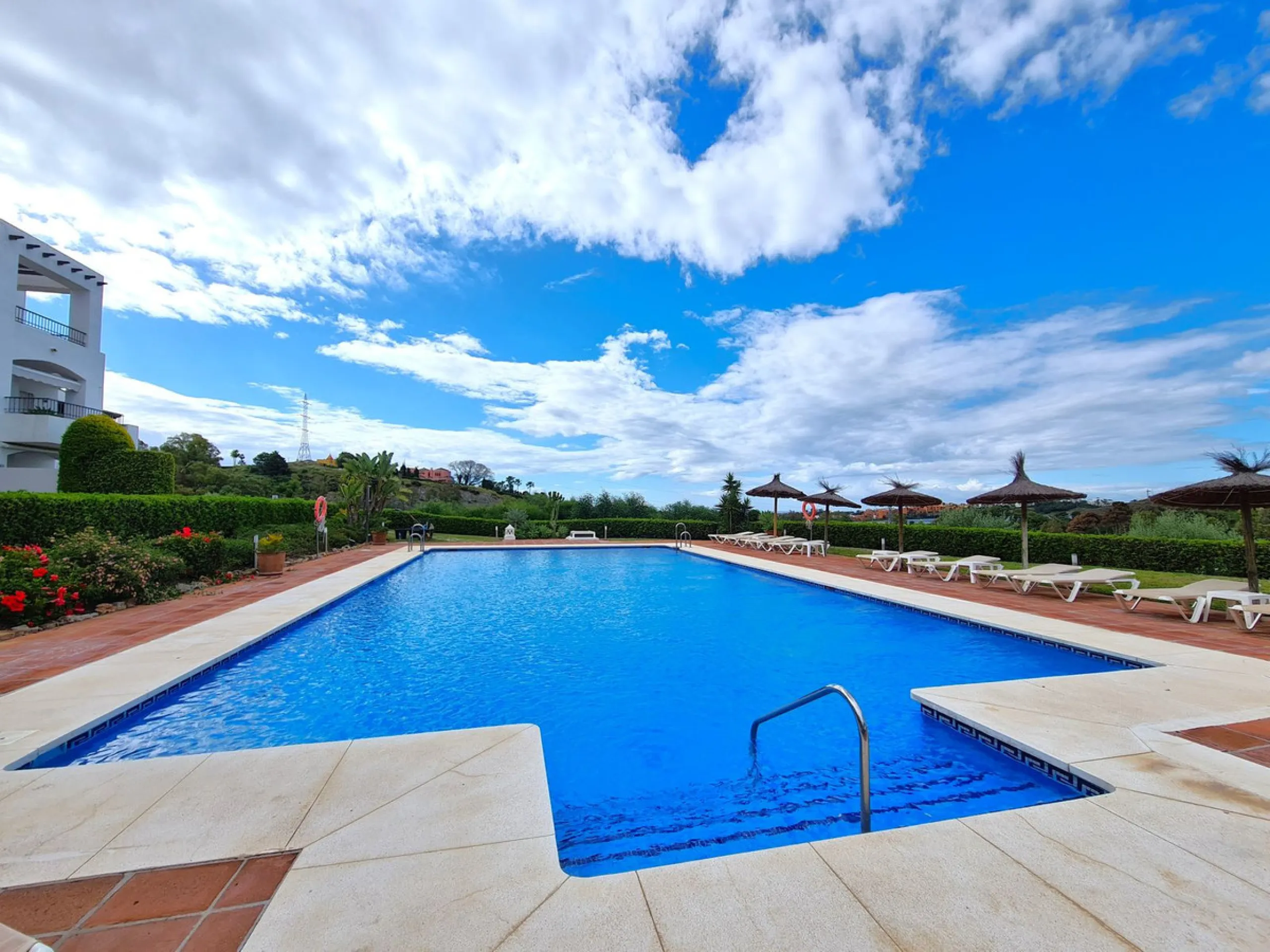 FANTASTIC 3-BEDROOM GROUND FLOOR APARTMENT WITH LARGE GARDEN