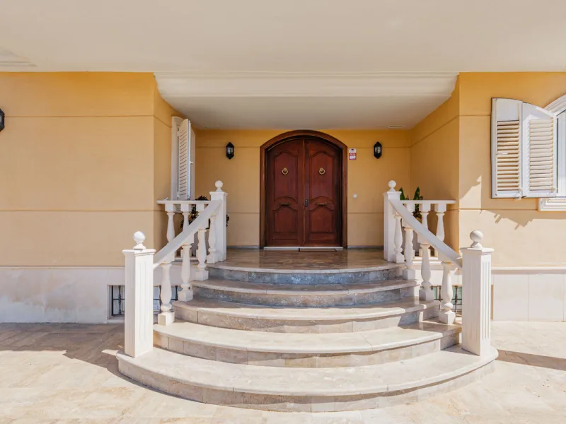 House - Detached Villa в продаже в Málaga, Málaga. В доме 8 спален и 5 ванных комнат. Площадь дома 685 м². Площадь участка 1250 м²