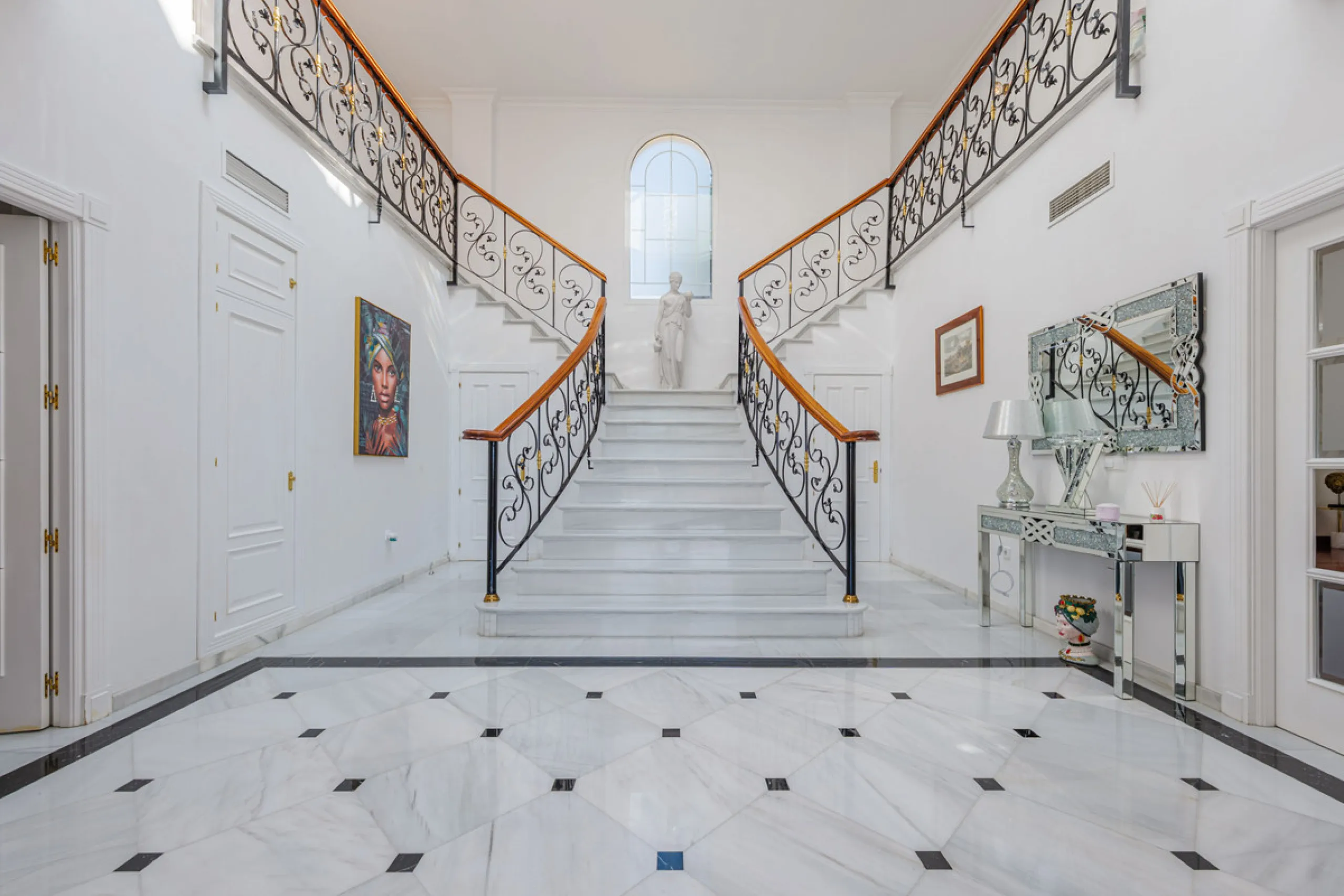 House - Detached Villa в продаже в Málaga, Málaga. В доме 8 спален и 5 ванных комнат. Площадь дома 685 м². Площадь участка 1250 м²