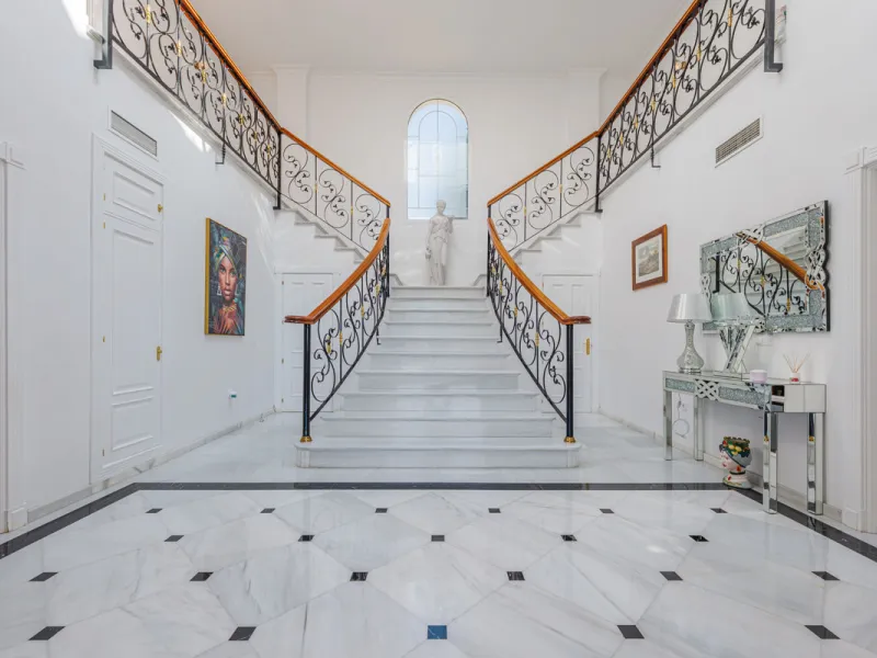 House - Detached Villa в продаже в Málaga, Málaga. В доме 8 спален и 5 ванных комнат. Площадь дома 685 м². Площадь участка 1250 м²