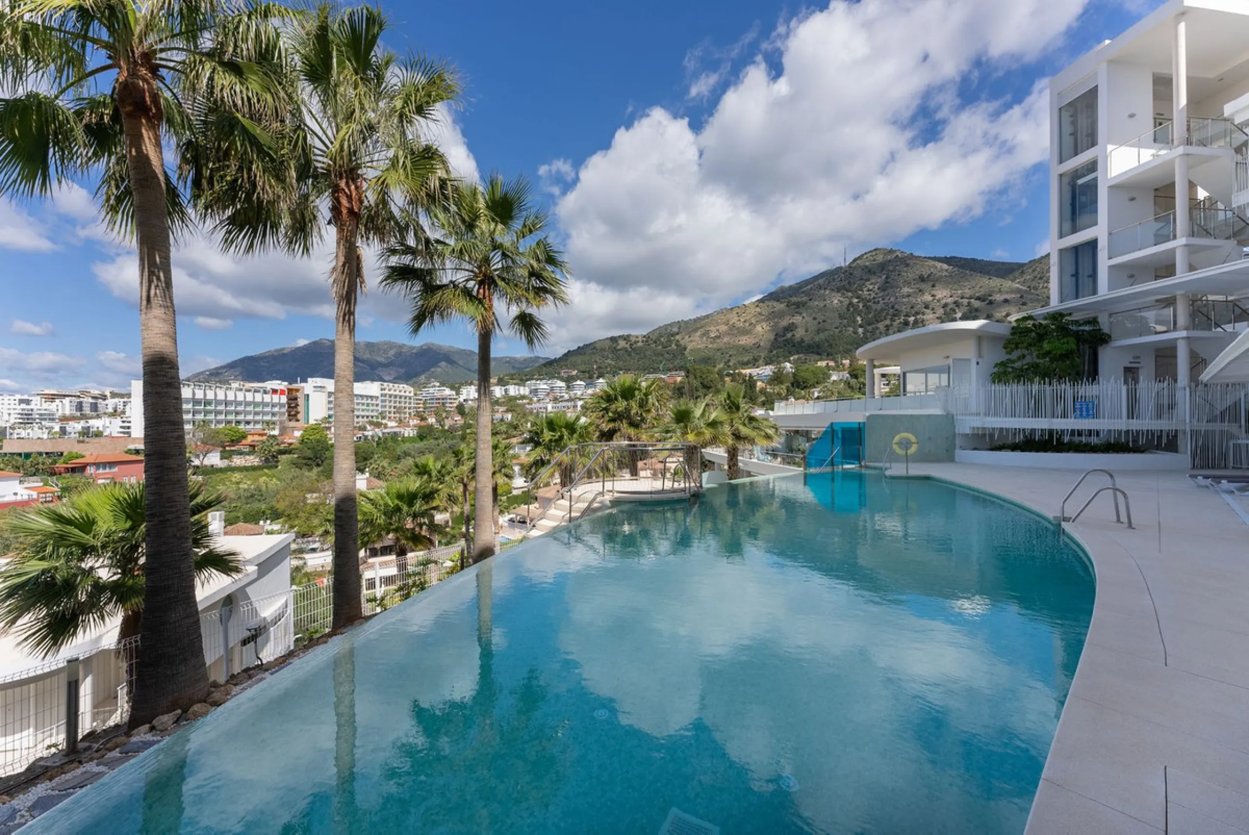 Apartment - Middle Floor Apartment в продаже в Fuengirola, Málaga. В доме 2 спален и 2 ванных комнат. Площадь дома 120 м²