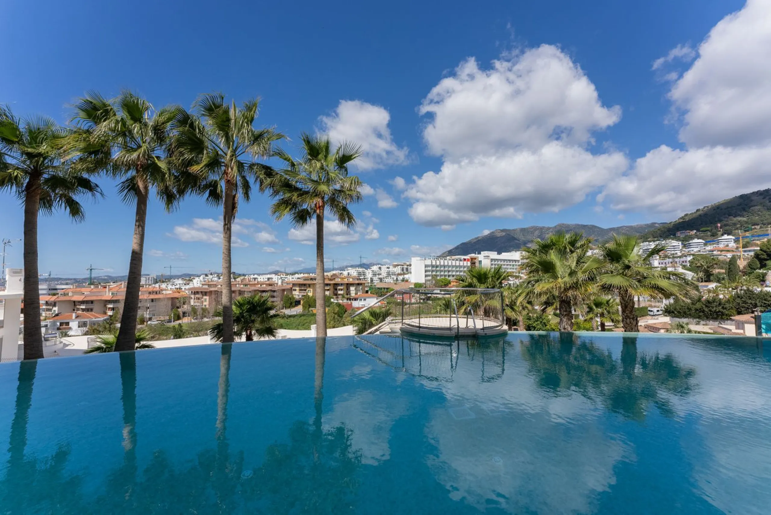 Apartment - Middle Floor Apartment в продаже в Fuengirola, Málaga. В доме 2 спален и 2 ванных комнат. Площадь дома 120 м²