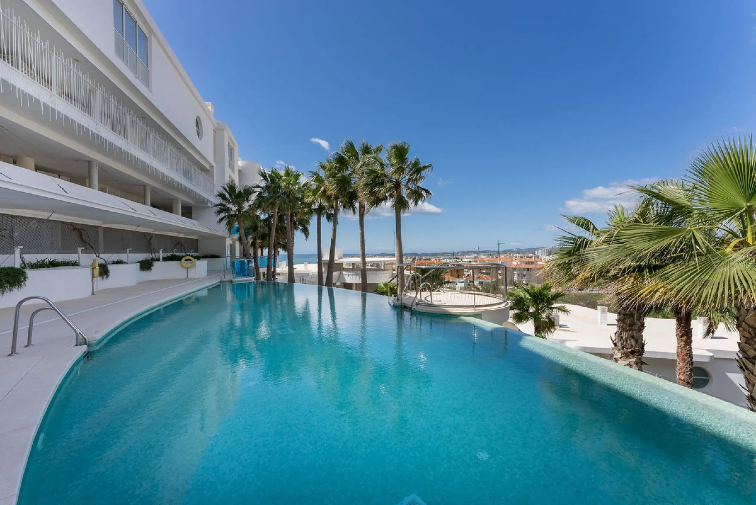 Apartment - Middle Floor Apartment в продаже в Fuengirola, Málaga. В доме 2 спален и 2 ванных комнат. Площадь дома 120 м²