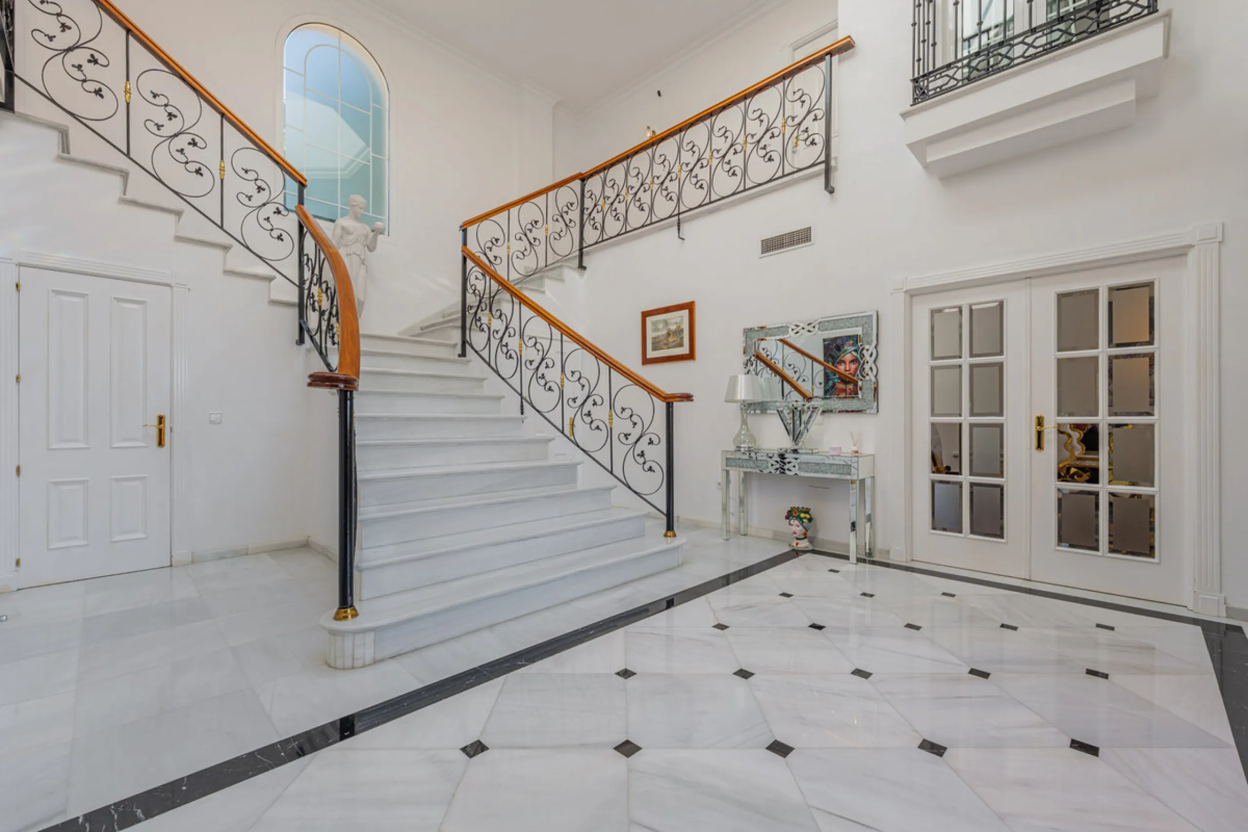 House - Detached Villa в продаже в Málaga, Málaga. В доме 8 спален и 5 ванных комнат. Площадь дома 685 м². Площадь участка 1250 м²