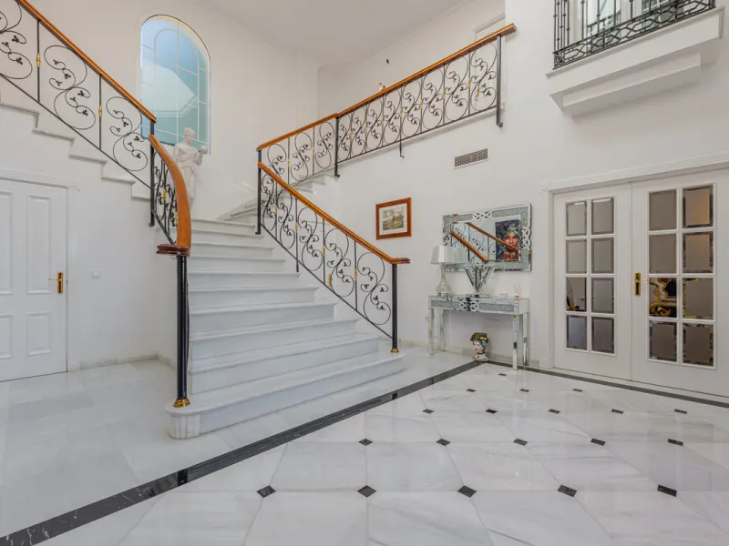 House - Detached Villa в продаже в Málaga, Málaga. В доме 8 спален и 5 ванных комнат. Площадь дома 685 м². Площадь участка 1250 м²
