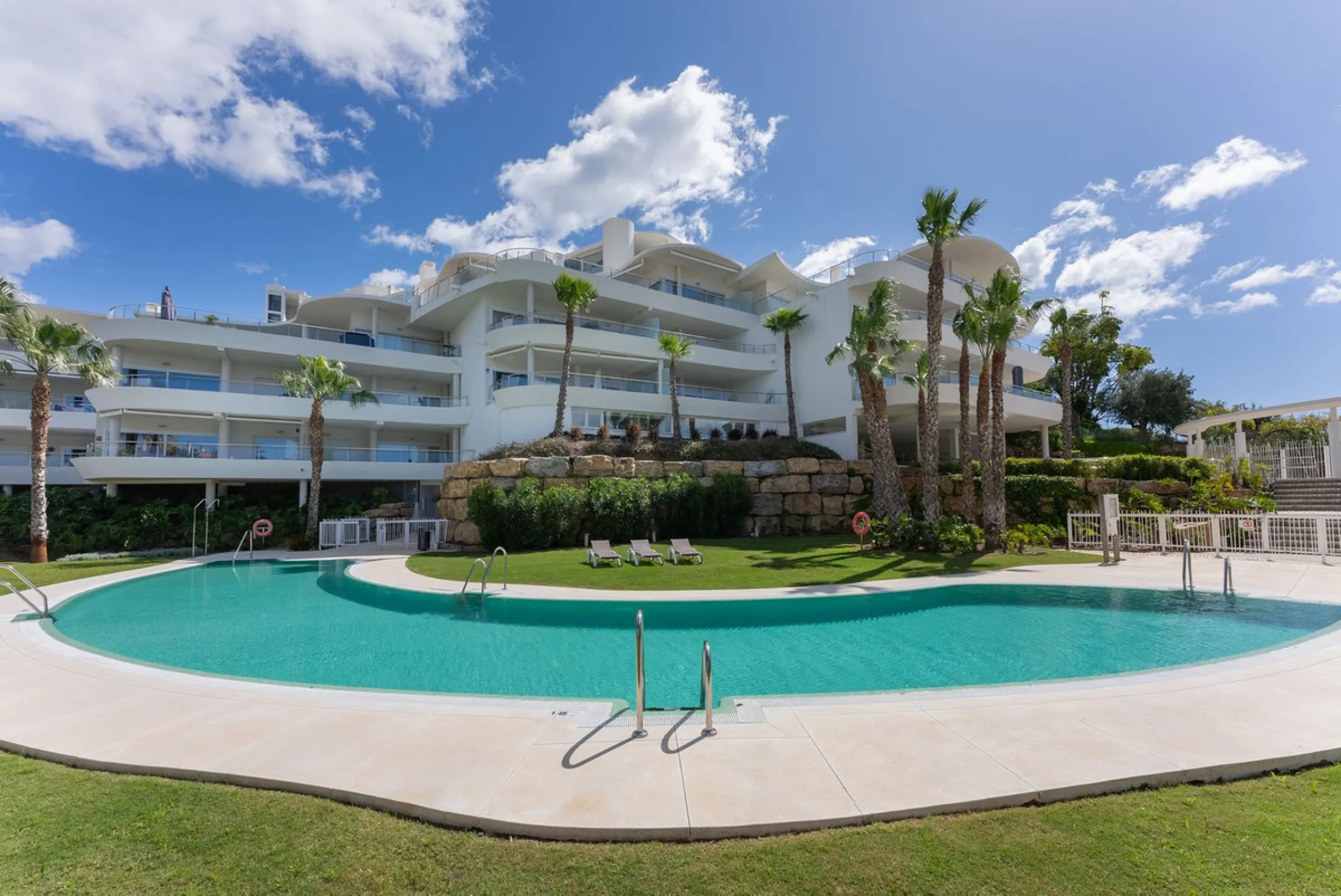 Apartment - Middle Floor Apartment в продаже в Fuengirola, Málaga. В доме 2 спален и 2 ванных комнат. Площадь дома 120 м²