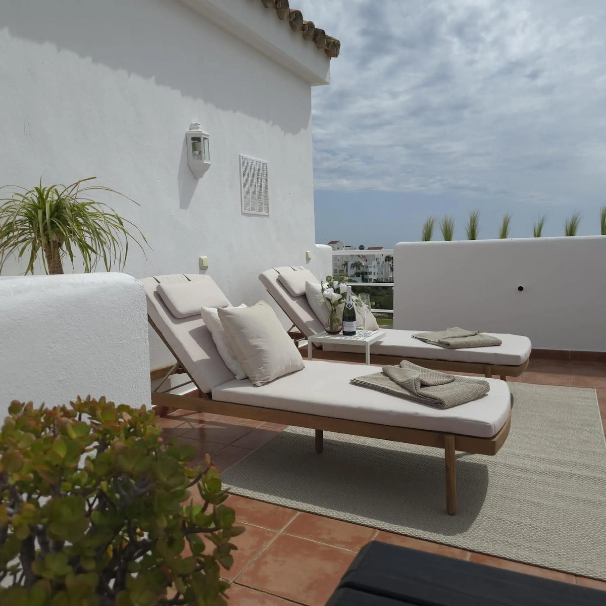 This elegant and sun-filled apartment is located in a peaceful and well-maintained residential area, just a short drive from the city center. Set near a renowned golf course, it's a perfect choice for those who enjoy a relaxed lifestyle with easy access t