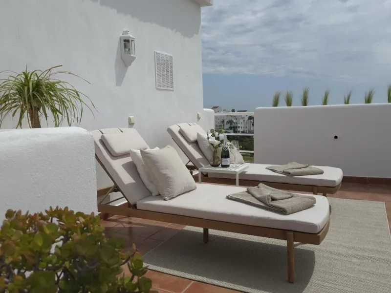This elegant and sun-filled apartment is located in a peaceful and well-maintained residential area, just a short drive from the city center. Set near a renowned golf course, it's a perfect choice for those who enjoy a relaxed lifestyle with easy access t