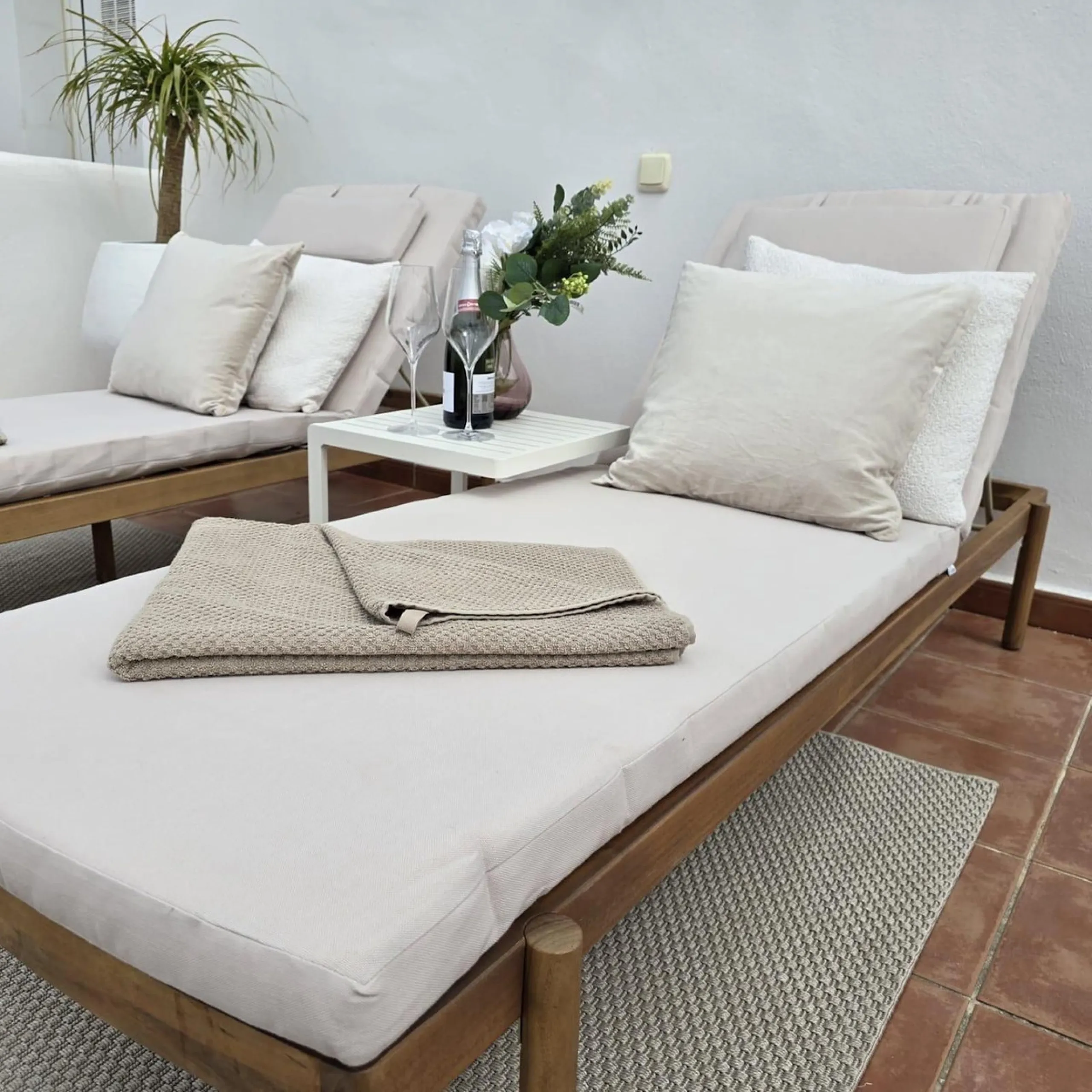 This elegant and sun-filled apartment is located in a peaceful and well-maintained residential area, just a short drive from the city center. Set near a renowned golf course, it's a perfect choice for those who enjoy a relaxed lifestyle with easy access t