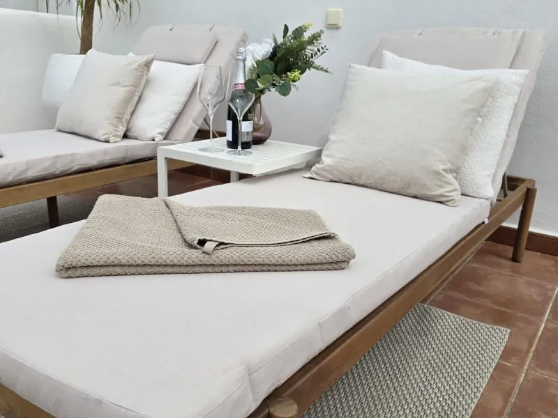 This elegant and sun-filled apartment is located in a peaceful and well-maintained residential area, just a short drive from the city center. Set near a renowned golf course, it's a perfect choice for those who enjoy a relaxed lifestyle with easy access t