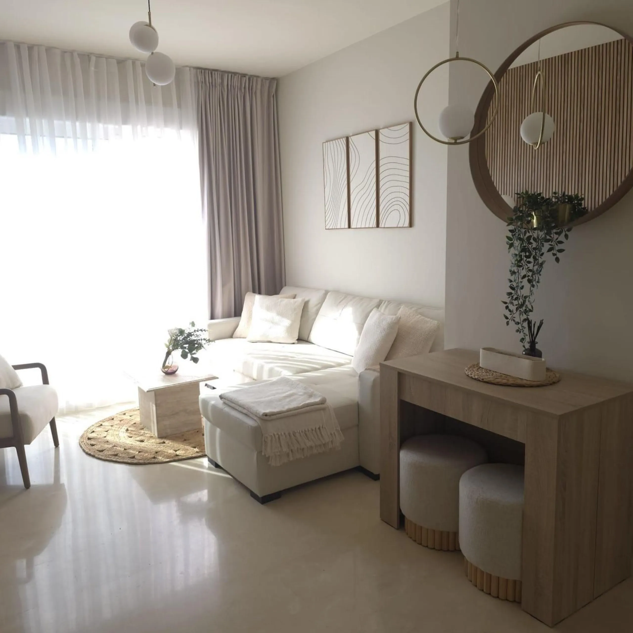This elegant and sun-filled apartment is located in a peaceful and well-maintained residential area, just a short drive from the city center. Set near a renowned golf course, it's a perfect choice for those who enjoy a relaxed lifestyle with easy access t