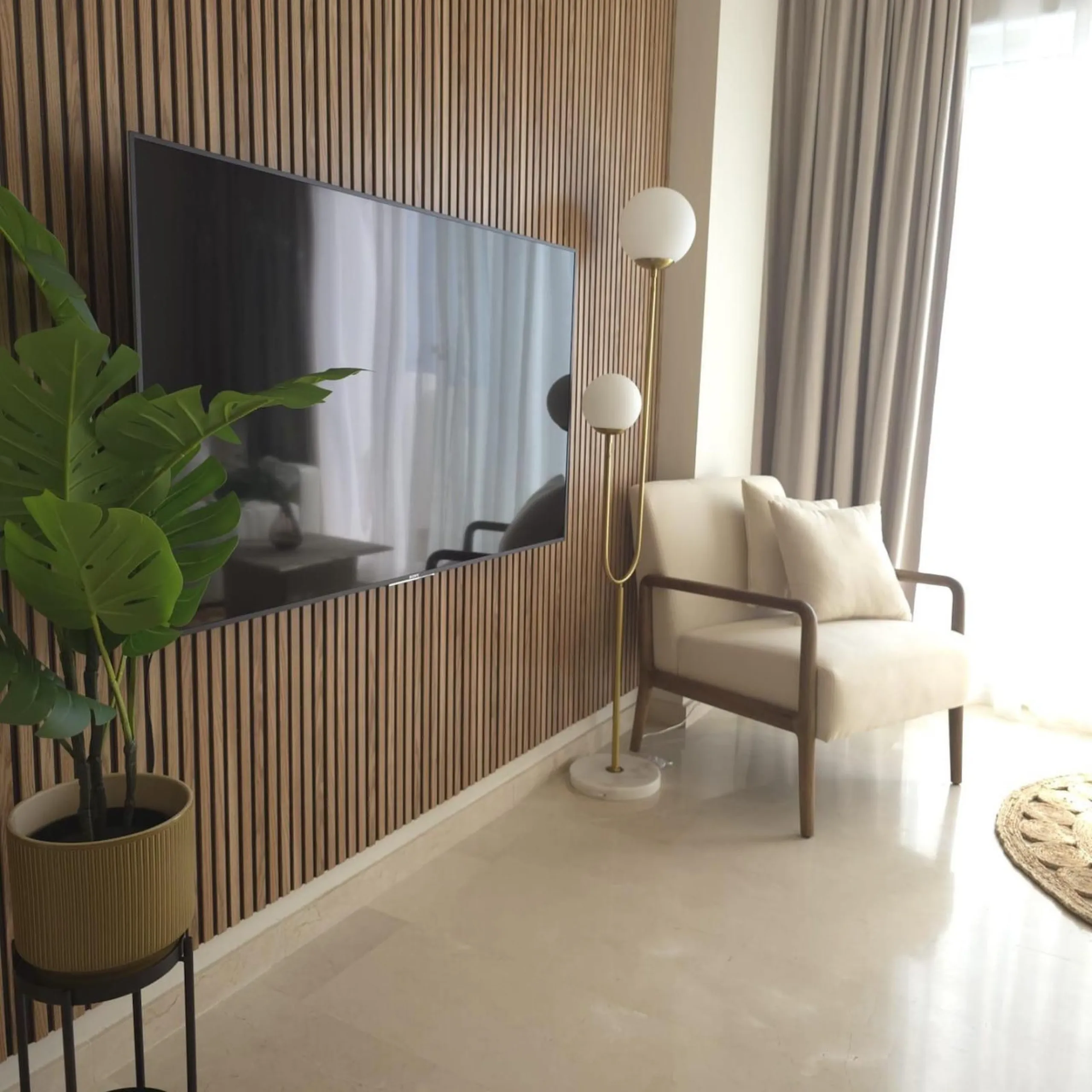 This elegant and sun-filled apartment is located in a peaceful and well-maintained residential area, just a short drive from the city center. Set near a renowned golf course, it's a perfect choice for those who enjoy a relaxed lifestyle with easy access t