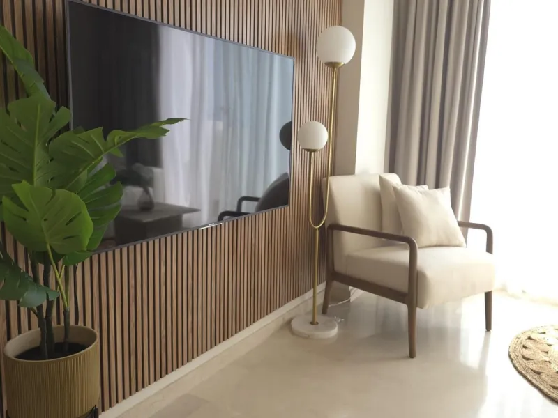 This elegant and sun-filled apartment is located in a peaceful and well-maintained residential area, just a short drive from the city center. Set near a renowned golf course, it's a perfect choice for those who enjoy a relaxed lifestyle with easy access t