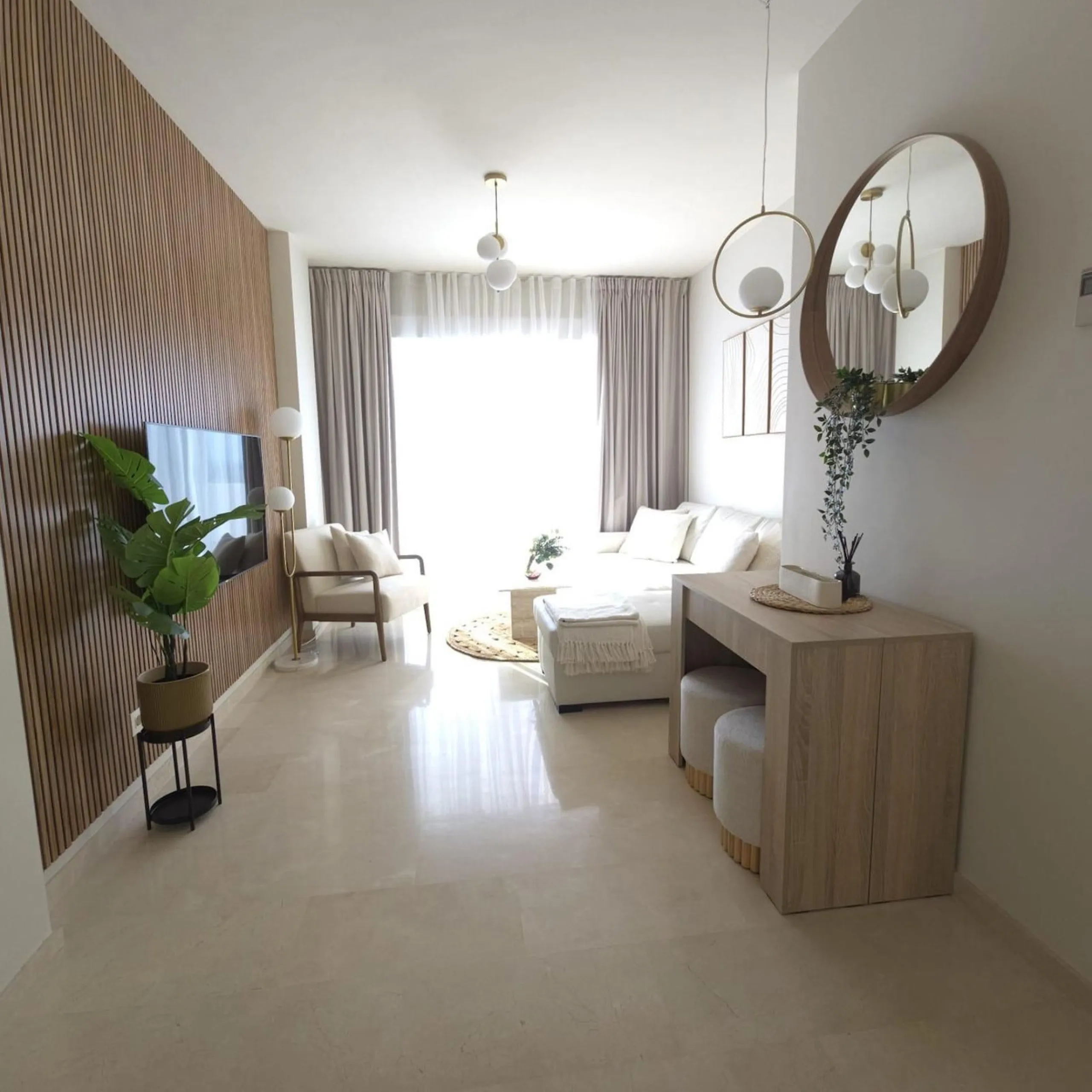 This elegant and sun-filled apartment is located in a peaceful and well-maintained residential area, just a short drive from the city center. Set near a renowned golf course, it's a perfect choice for those who enjoy a relaxed lifestyle with easy access t