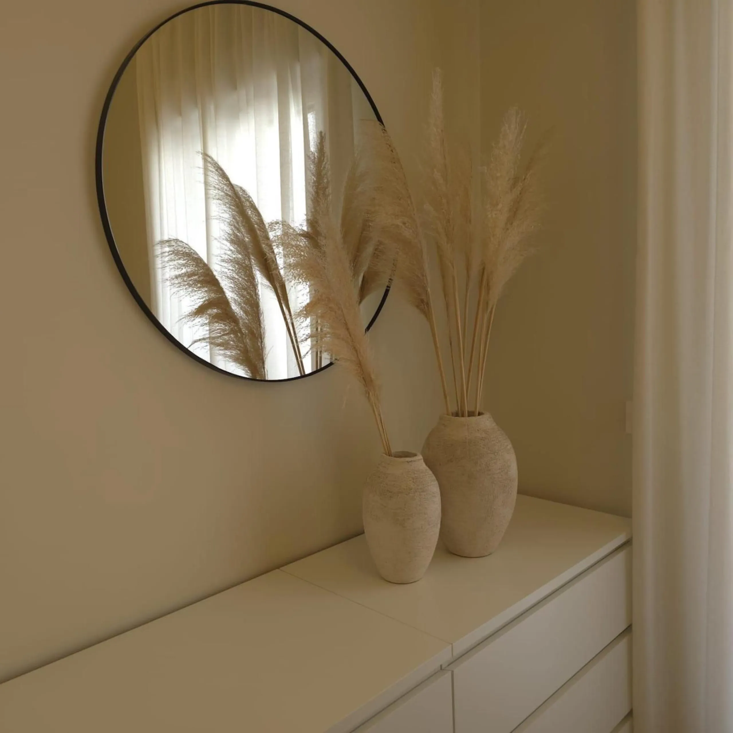 This elegant and sun-filled apartment is located in a peaceful and well-maintained residential area, just a short drive from the city center. Set near a renowned golf course, it's a perfect choice for those who enjoy a relaxed lifestyle with easy access t
