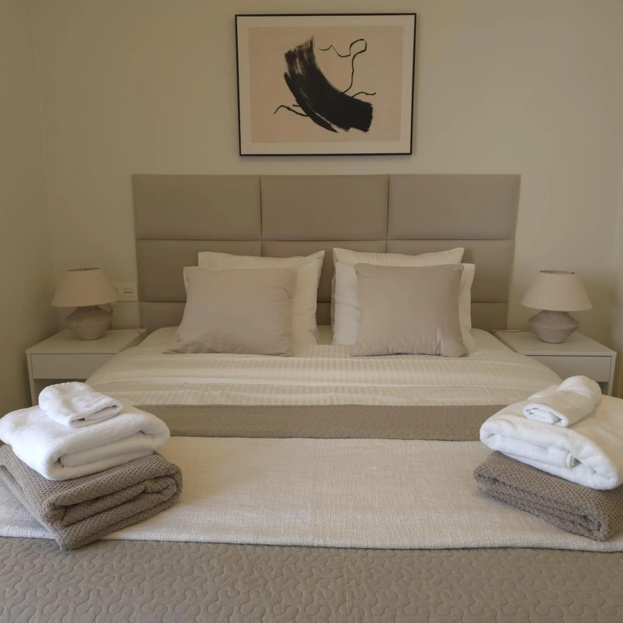 This elegant and sun-filled apartment is located in a peaceful and well-maintained residential area, just a short drive from the city center. Set near a renowned golf course, it's a perfect choice for those who enjoy a relaxed lifestyle with easy access t