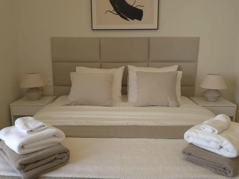 This elegant and sun-filled apartment is located in a peaceful and well-maintained residential area, just a short drive from the city center. Set near a renowned golf course, it's a perfect choice for those who enjoy a relaxed lifestyle with easy access t
