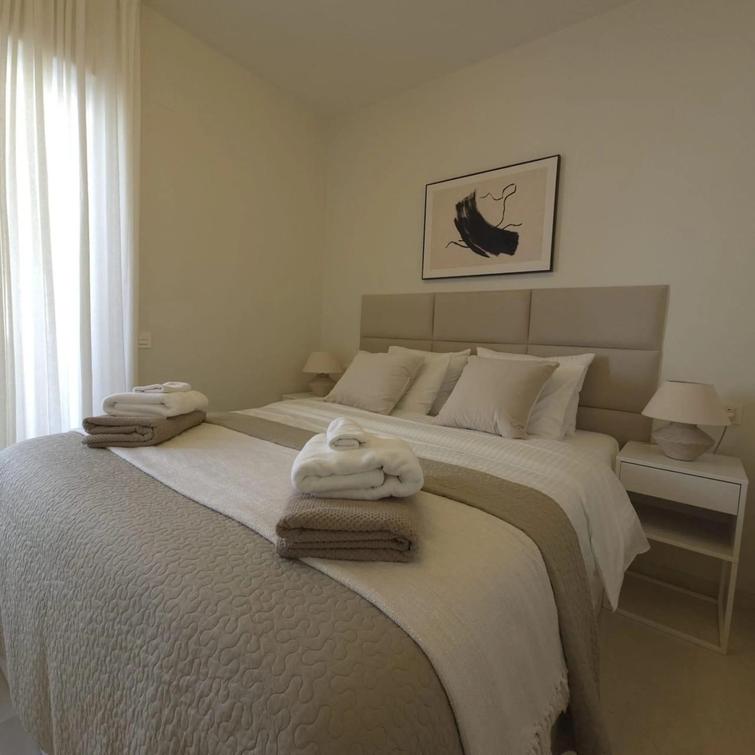 This elegant and sun-filled apartment is located in a peaceful and well-maintained residential area, just a short drive from the city center. Set near a renowned golf course, it's a perfect choice for those who enjoy a relaxed lifestyle with easy access t
