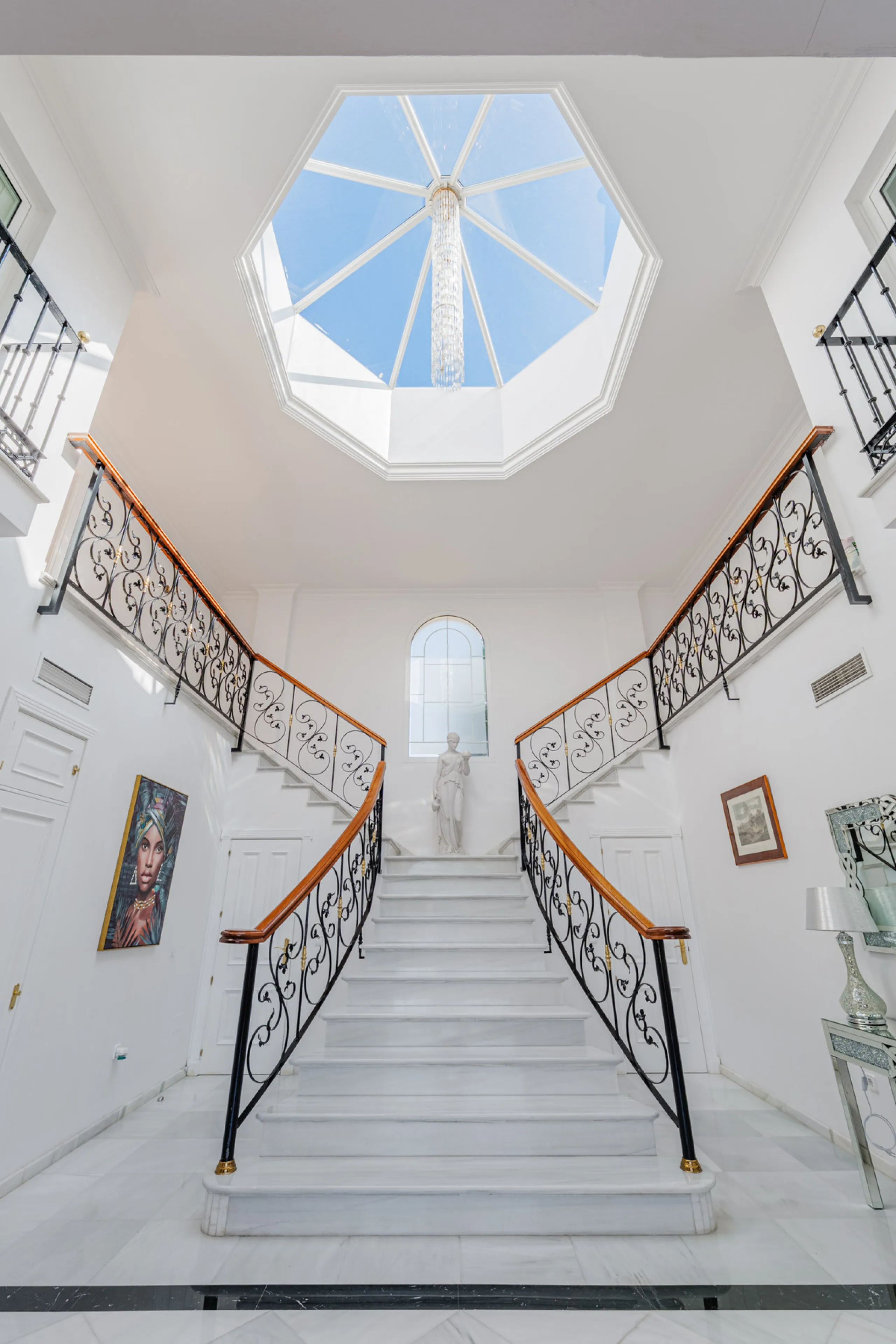 House - Detached Villa в продаже в Málaga, Málaga. В доме 8 спален и 5 ванных комнат. Площадь дома 685 м². Площадь участка 1250 м²