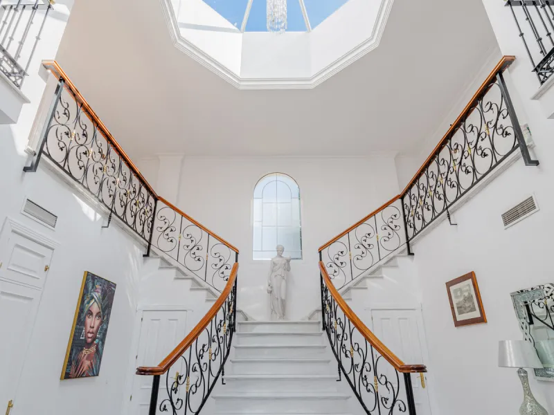 House - Detached Villa в продаже в Málaga, Málaga. В доме 8 спален и 5 ванных комнат. Площадь дома 685 м². Площадь участка 1250 м²
