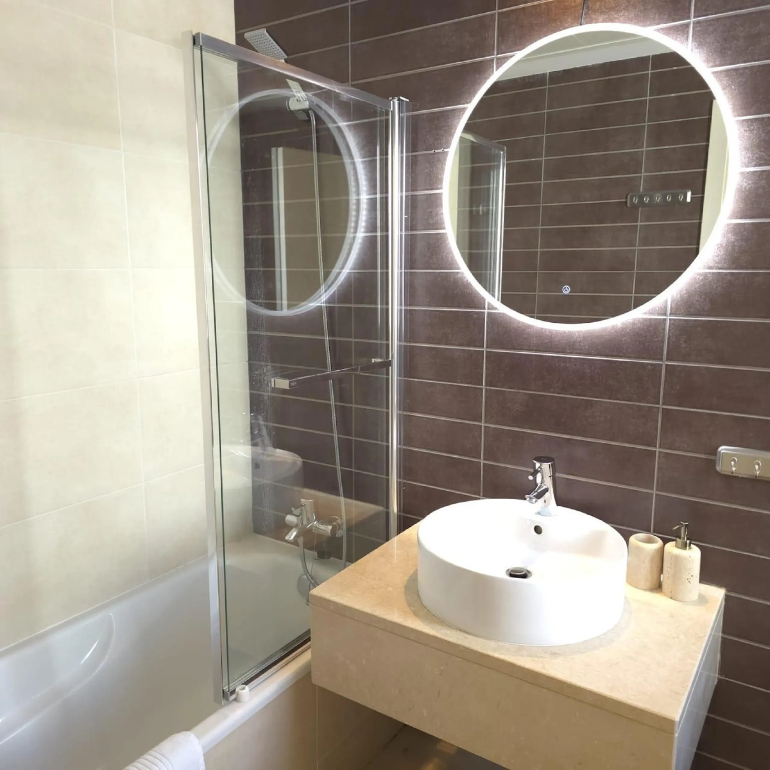 This elegant and sun-filled apartment is located in a peaceful and well-maintained residential area, just a short drive from the city center. Set near a renowned golf course, it's a perfect choice for those who enjoy a relaxed lifestyle with easy access t