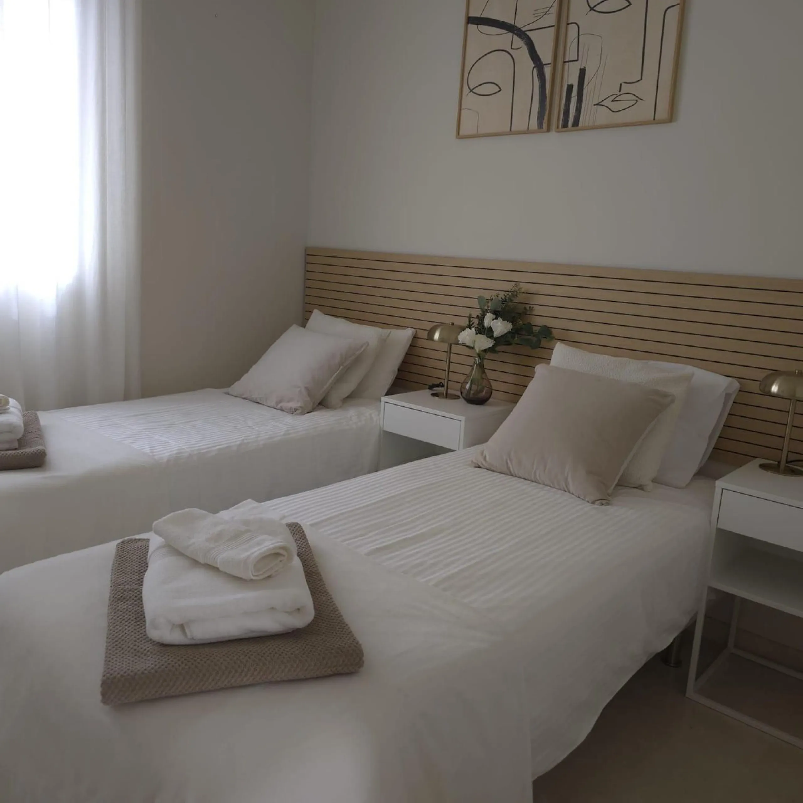 This elegant and sun-filled apartment is located in a peaceful and well-maintained residential area, just a short drive from the city center. Set near a renowned golf course, it's a perfect choice for those who enjoy a relaxed lifestyle with easy access t