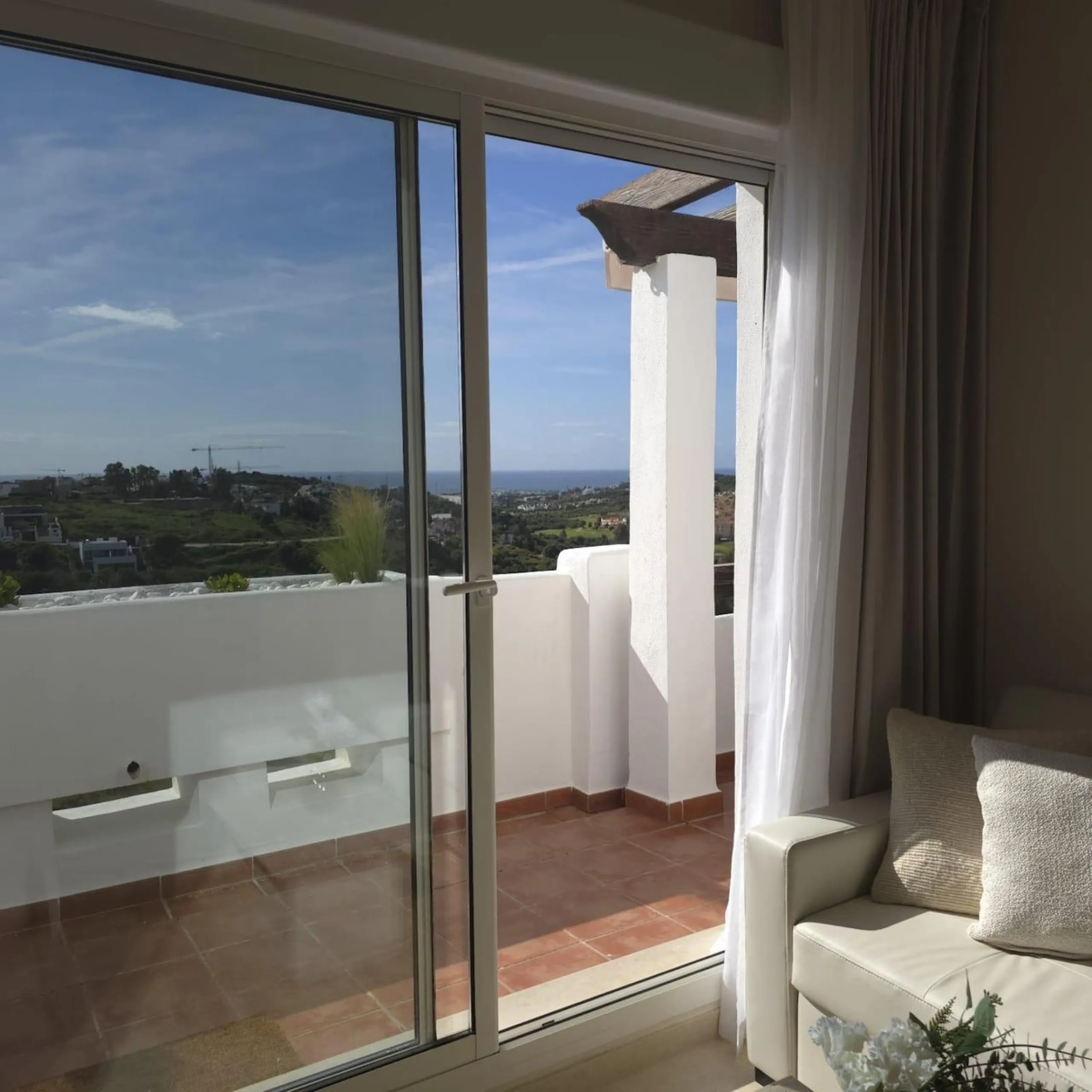 This elegant and sun-filled apartment is located in a peaceful and well-maintained residential area, just a short drive from the city center. Set near a renowned golf course, it's a perfect choice for those who enjoy a relaxed lifestyle with easy access t