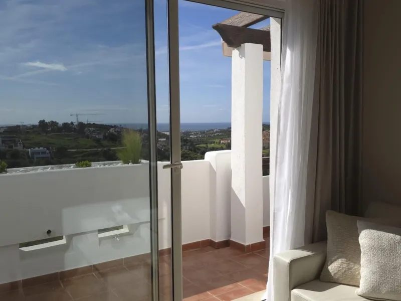 This elegant and sun-filled apartment is located in a peaceful and well-maintained residential area, just a short drive from the city center. Set near a renowned golf course, it's a perfect choice for those who enjoy a relaxed lifestyle with easy access t