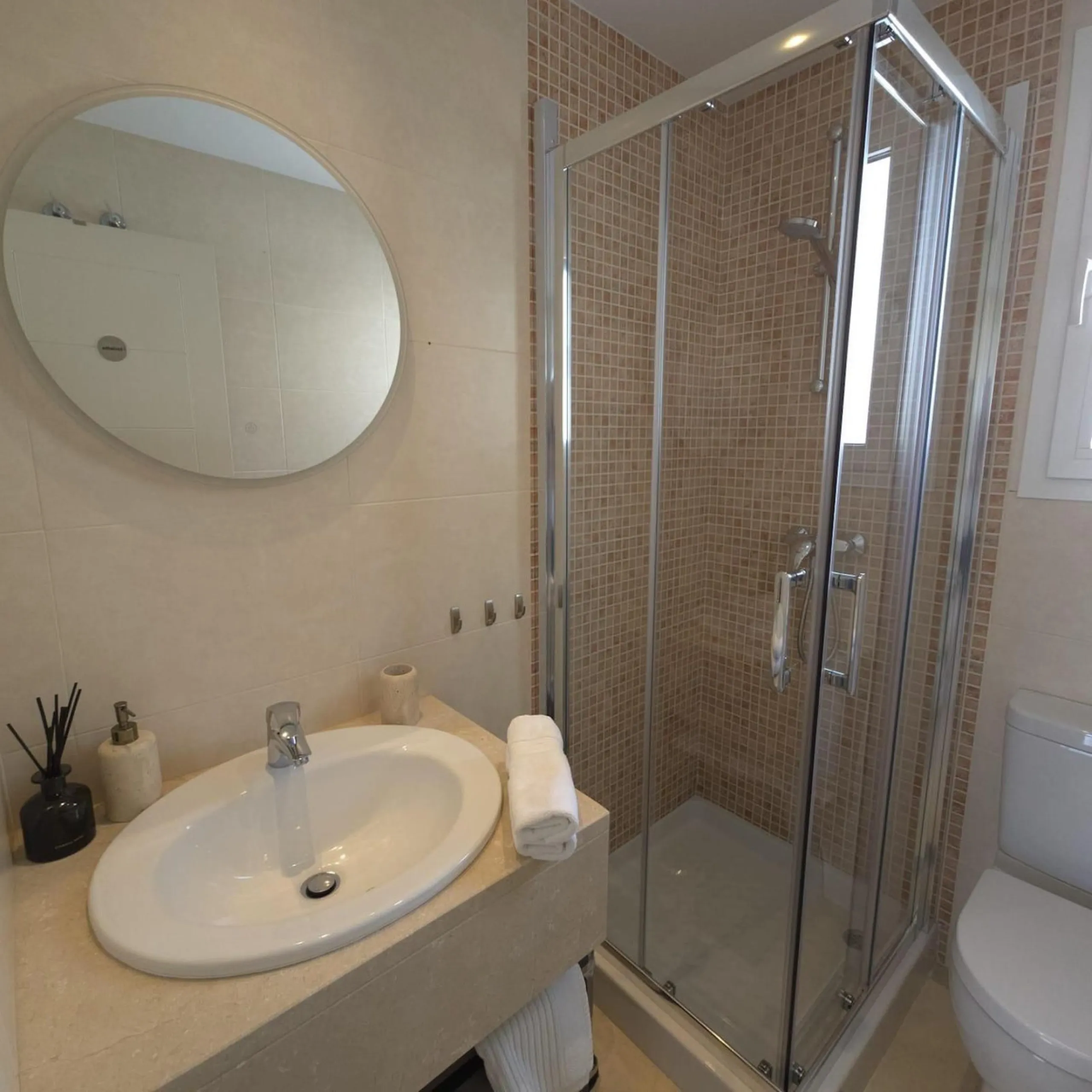 This elegant and sun-filled apartment is located in a peaceful and well-maintained residential area, just a short drive from the city center. Set near a renowned golf course, it's a perfect choice for those who enjoy a relaxed lifestyle with easy access t
