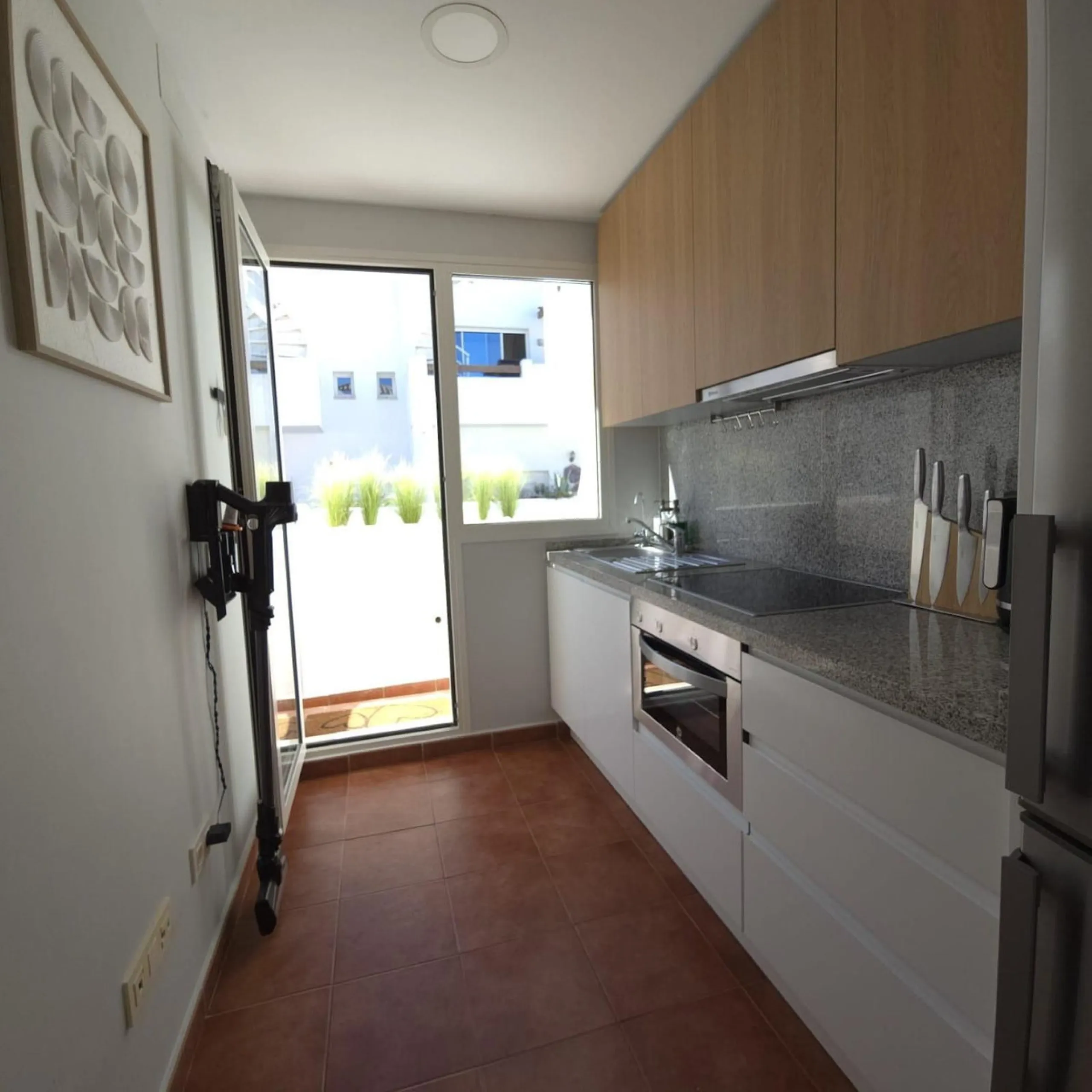 This elegant and sun-filled apartment is located in a peaceful and well-maintained residential area, just a short drive from the city center. Set near a renowned golf course, it's a perfect choice for those who enjoy a relaxed lifestyle with easy access t
