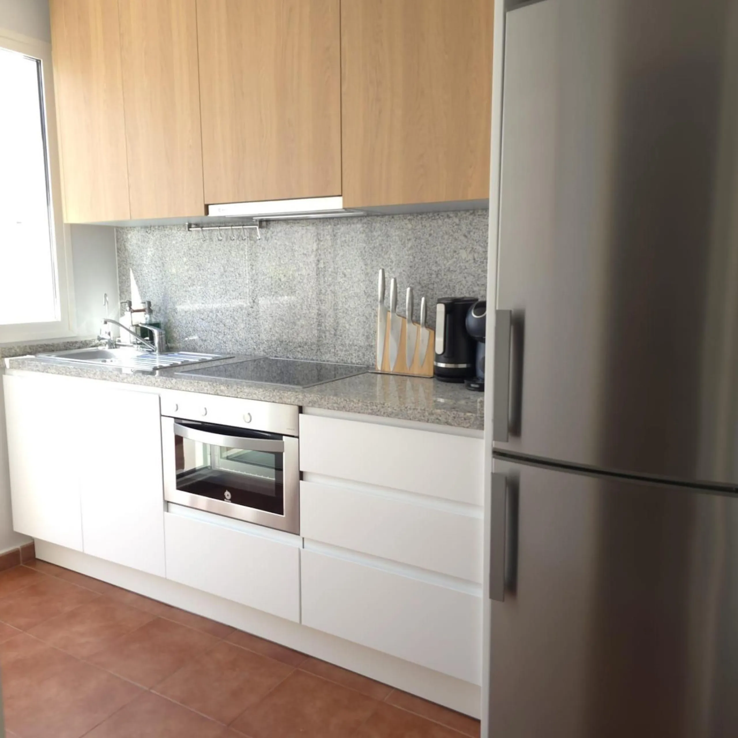 This elegant and sun-filled apartment is located in a peaceful and well-maintained residential area, just a short drive from the city center. Set near a renowned golf course, it's a perfect choice for those who enjoy a relaxed lifestyle with easy access t