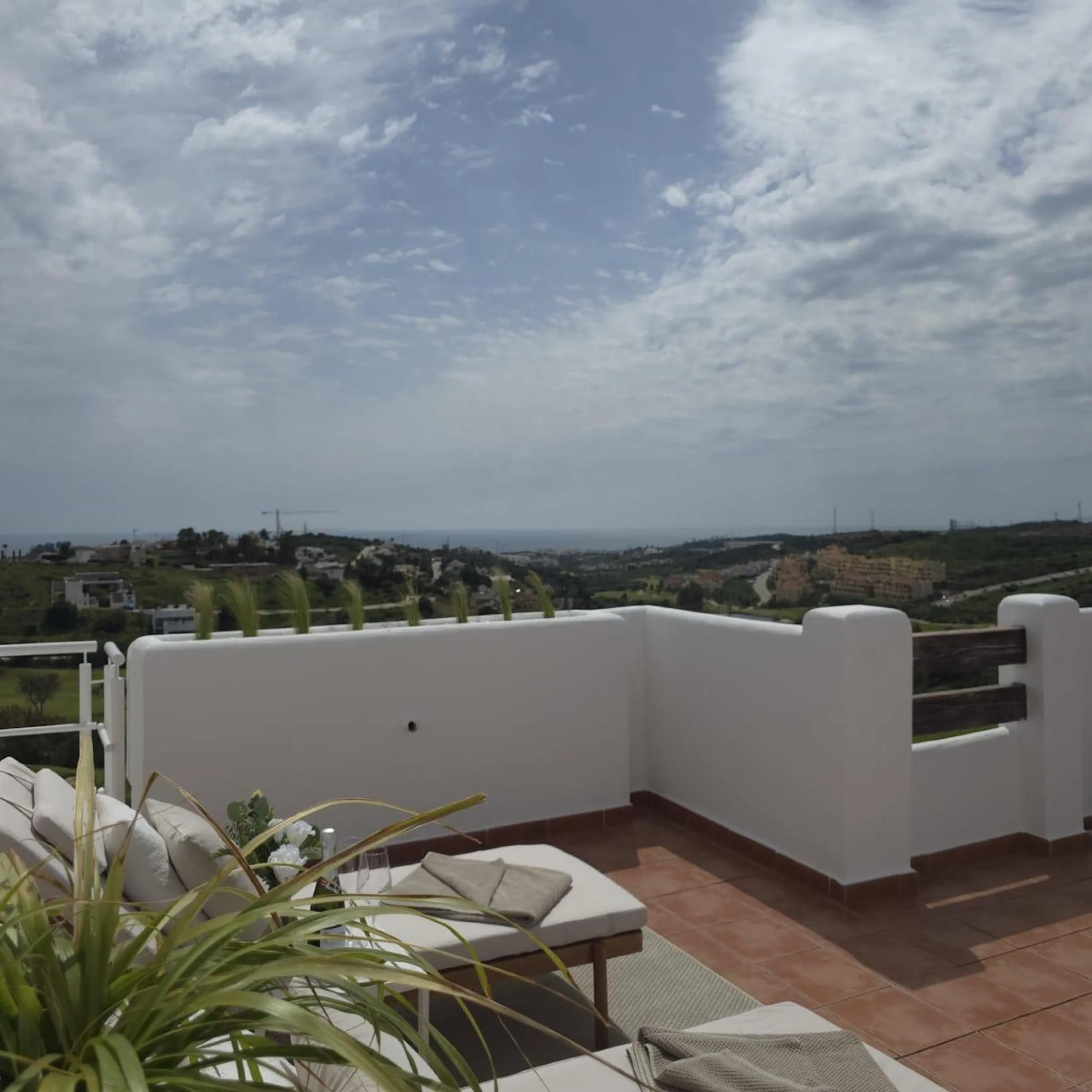 This elegant and sun-filled apartment is located in a peaceful and well-maintained residential area, just a short drive from the city center. Set near a renowned golf course, it's a perfect choice for those who enjoy a relaxed lifestyle with easy access t