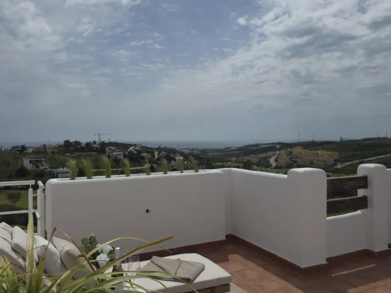 This elegant and sun-filled apartment is located in a peaceful and well-maintained residential area, just a short drive from the city center. Set near a renowned golf course, it's a perfect choice for those who enjoy a relaxed lifestyle with easy access t