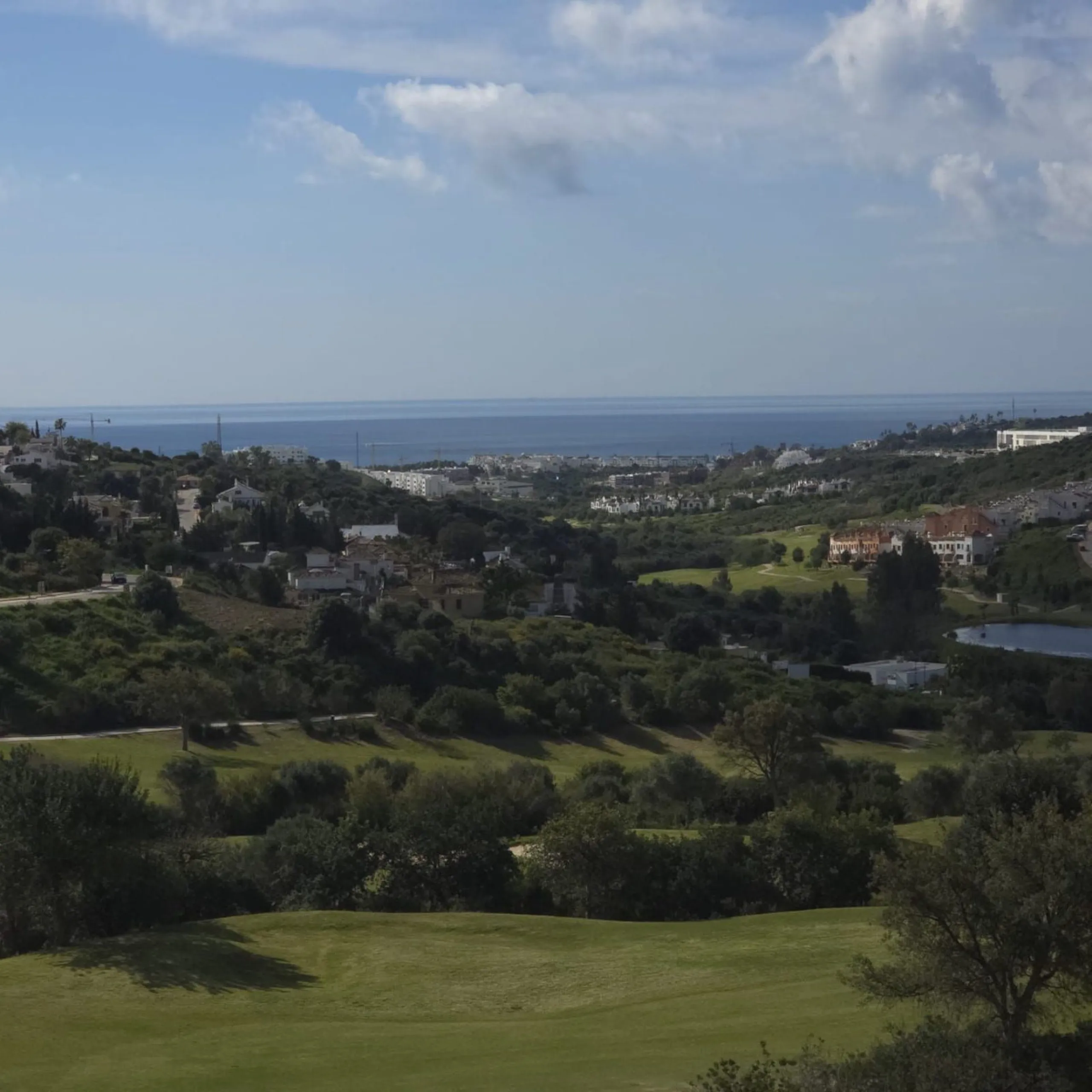This elegant and sun-filled apartment is located in a peaceful and well-maintained residential area, just a short drive from the city center. Set near a renowned golf course, it's a perfect choice for those who enjoy a relaxed lifestyle with easy access t