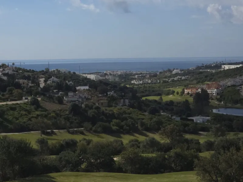 This elegant and sun-filled apartment is located in a peaceful and well-maintained residential area, just a short drive from the city center. Set near a renowned golf course, it's a perfect choice for those who enjoy a relaxed lifestyle with easy access t