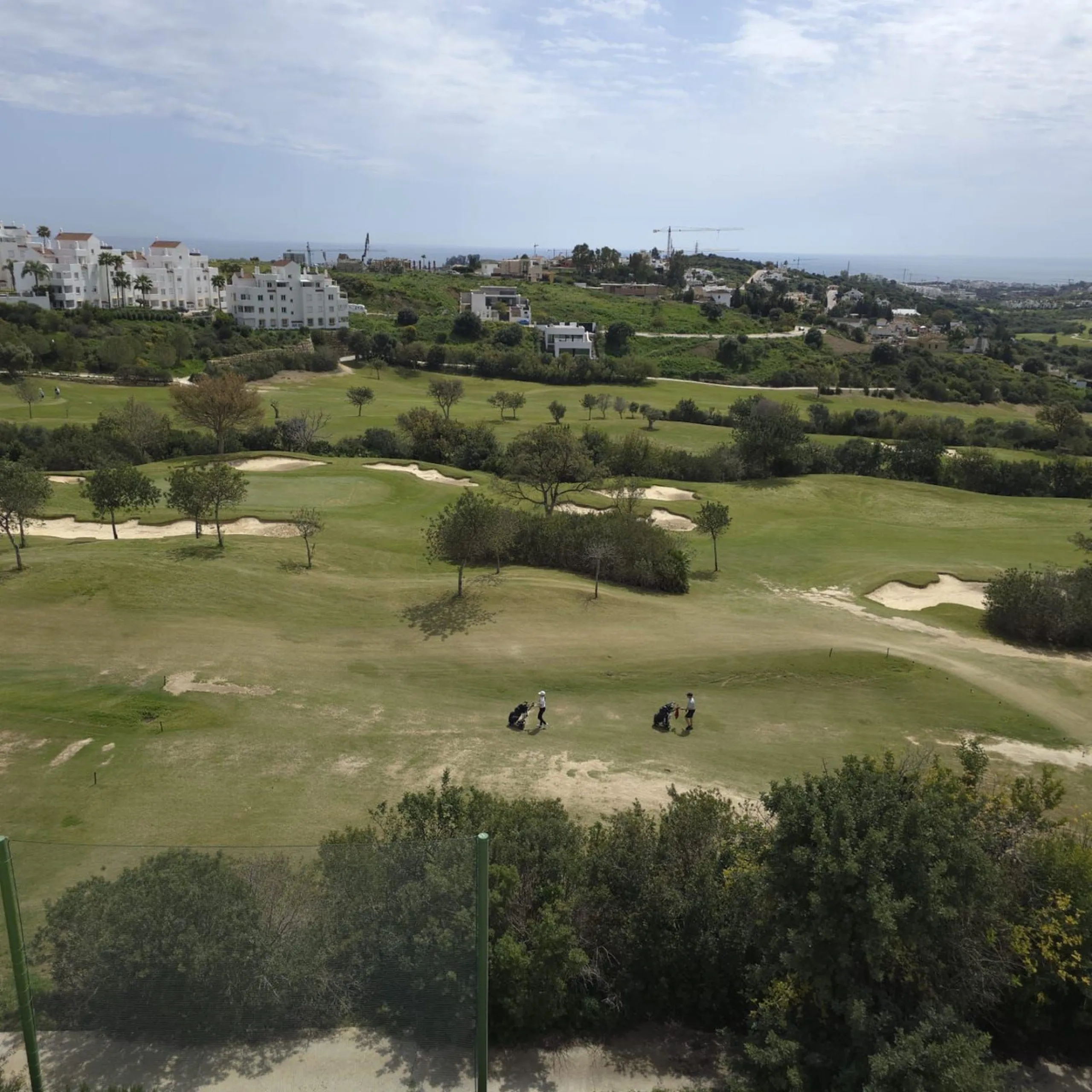This elegant and sun-filled apartment is located in a peaceful and well-maintained residential area, just a short drive from the city center. Set near a renowned golf course, it's a perfect choice for those who enjoy a relaxed lifestyle with easy access t