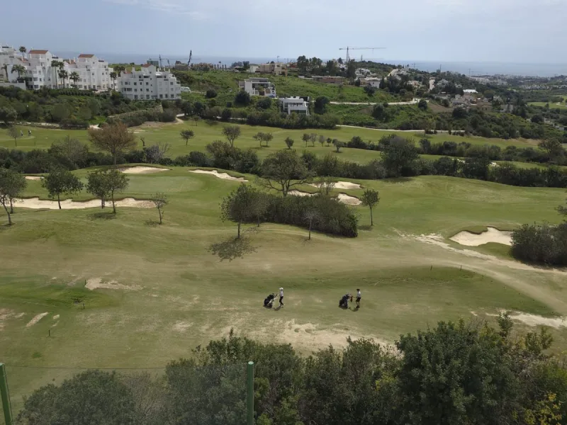 This elegant and sun-filled apartment is located in a peaceful and well-maintained residential area, just a short drive from the city center. Set near a renowned golf course, it's a perfect choice for those who enjoy a relaxed lifestyle with easy access t