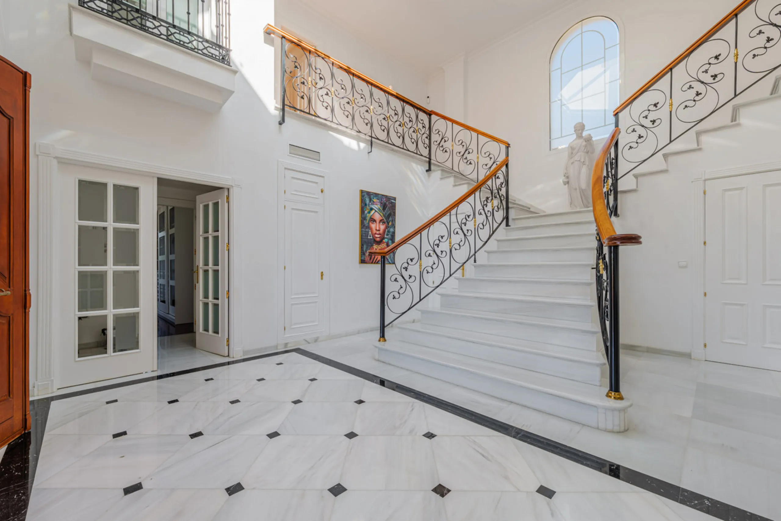 House - Detached Villa в продаже в Málaga, Málaga. В доме 8 спален и 5 ванных комнат. Площадь дома 685 м². Площадь участка 1250 м²