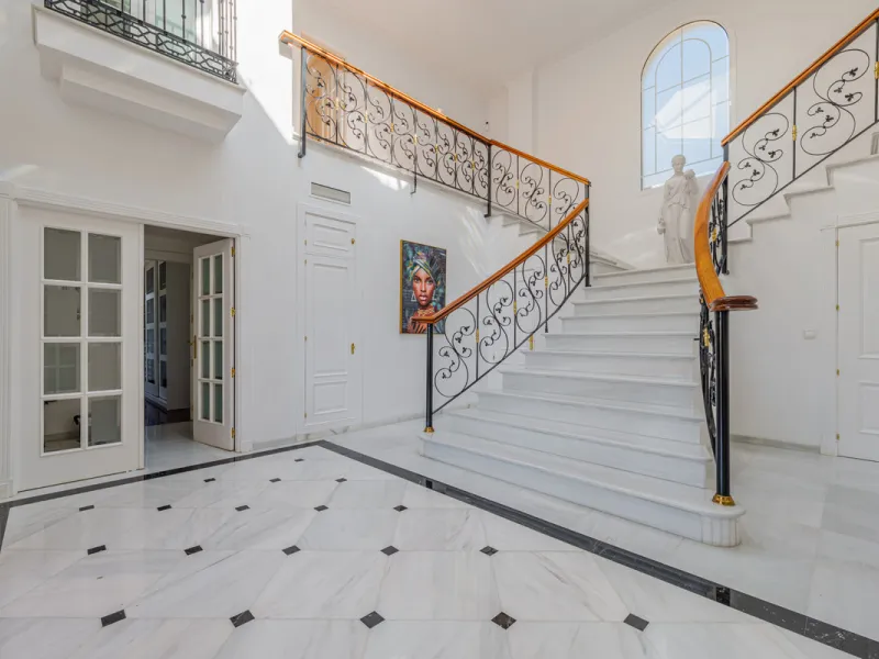 House - Detached Villa в продаже в Málaga, Málaga. В доме 8 спален и 5 ванных комнат. Площадь дома 685 м². Площадь участка 1250 м²