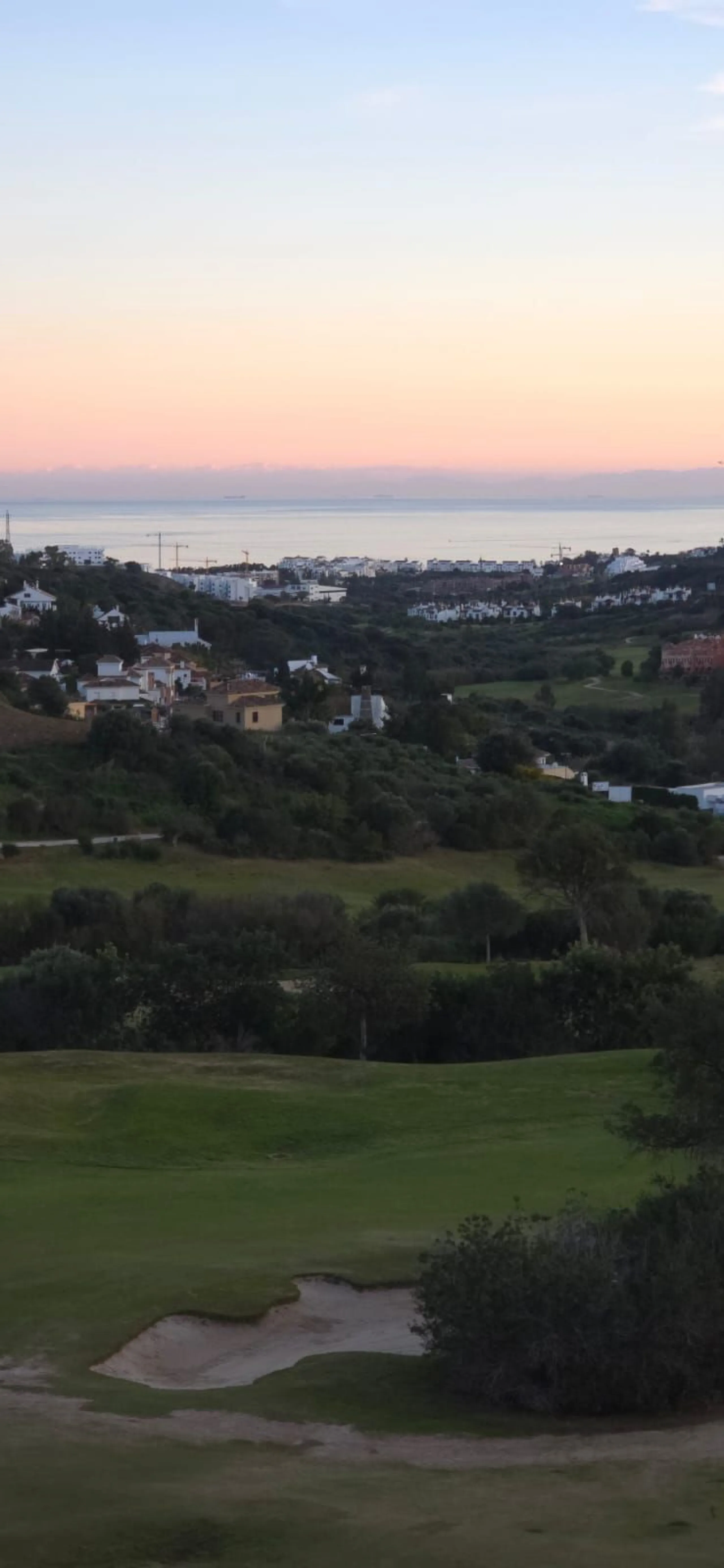 This elegant and sun-filled apartment is located in a peaceful and well-maintained residential area, just a short drive from the city center. Set near a renowned golf course, it's a perfect choice for those who enjoy a relaxed lifestyle with easy access t