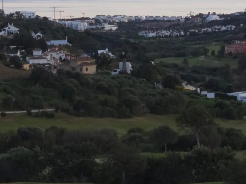 This elegant and sun-filled apartment is located in a peaceful and well-maintained residential area, just a short drive from the city center. Set near a renowned golf course, it's a perfect choice for those who enjoy a relaxed lifestyle with easy access t