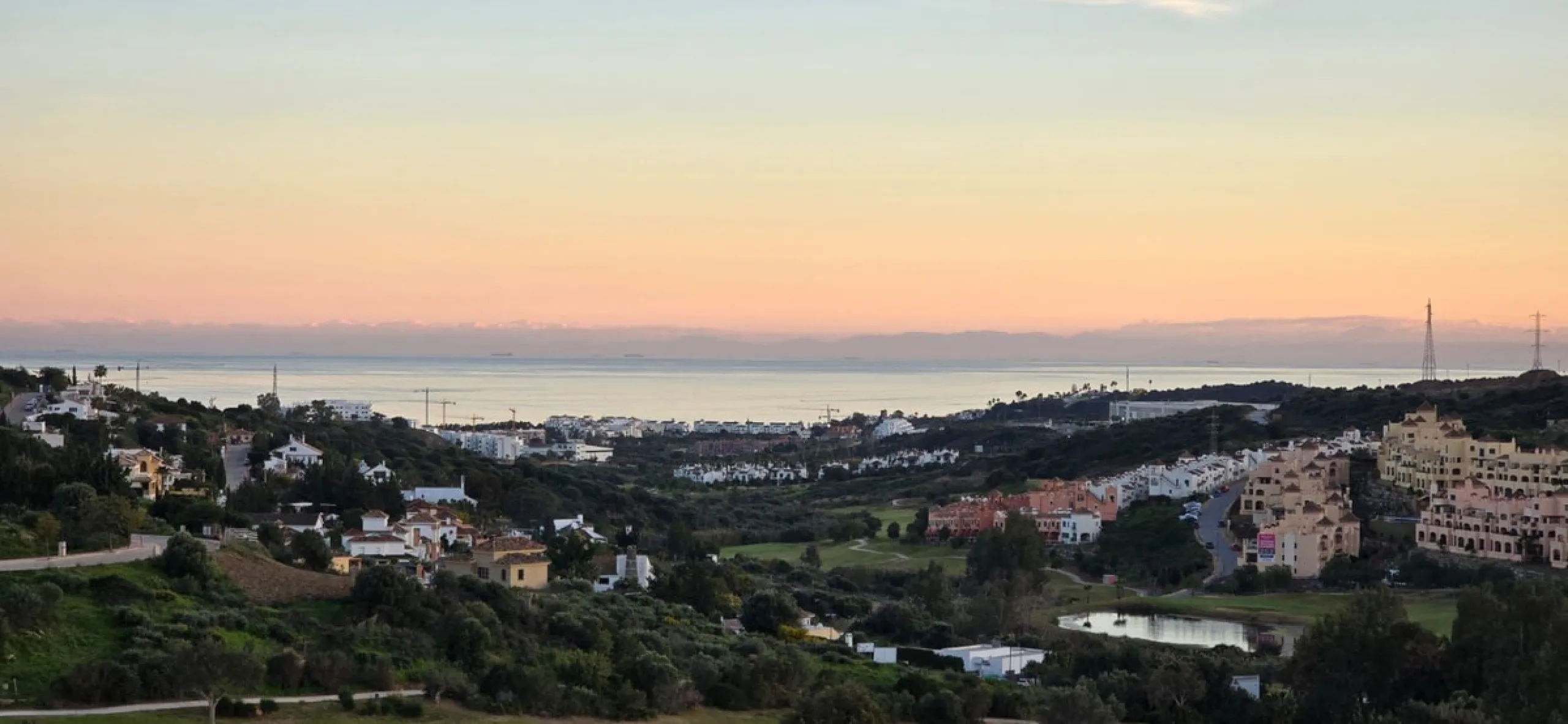 This elegant and sun-filled apartment is located in a peaceful and well-maintained residential area, just a short drive from the city center. Set near a renowned golf course, it's a perfect choice for those who enjoy a relaxed lifestyle with easy access t