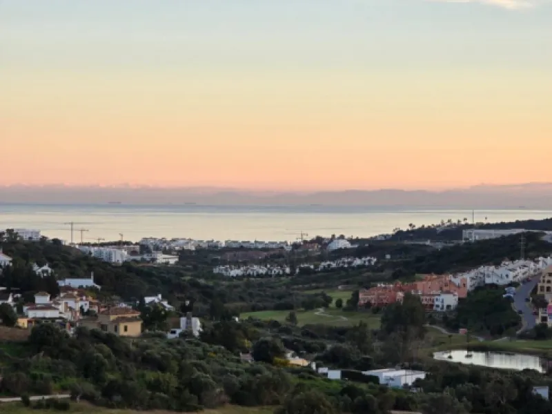 This elegant and sun-filled apartment is located in a peaceful and well-maintained residential area, just a short drive from the city center. Set near a renowned golf course, it's a perfect choice for those who enjoy a relaxed lifestyle with easy access t