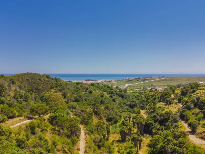 Situated at a 25 minutes walk to Estepona city and a two minute drive to the AP7 highway, this former 9 hole golf course is one of a kind.