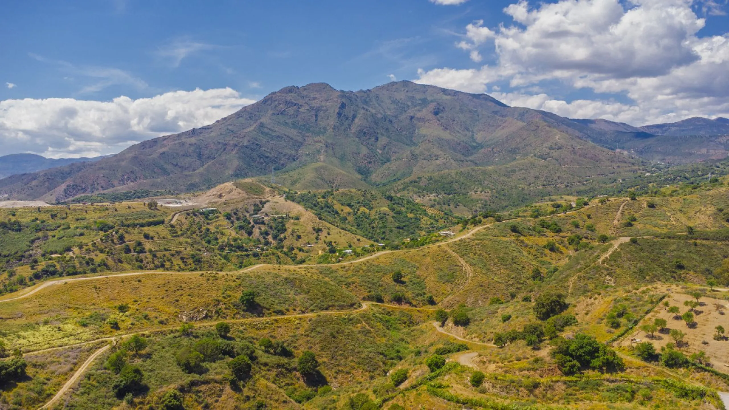 Situated at a 25 minutes walk to Estepona city and a two minute drive to the AP7 highway, this former 9 hole golf course is one of a kind.
