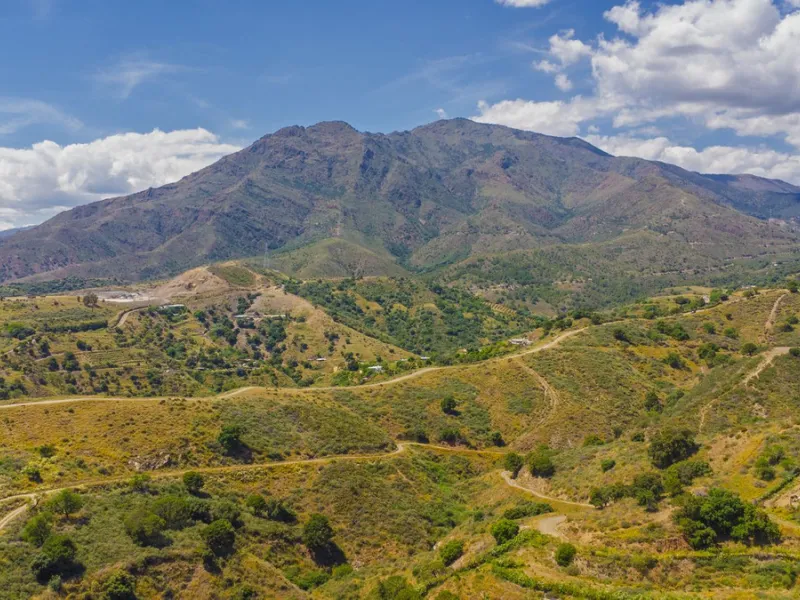 Situated at a 25 minutes walk to Estepona city and a two minute drive to the AP7 highway, this former 9 hole golf course is one of a kind.