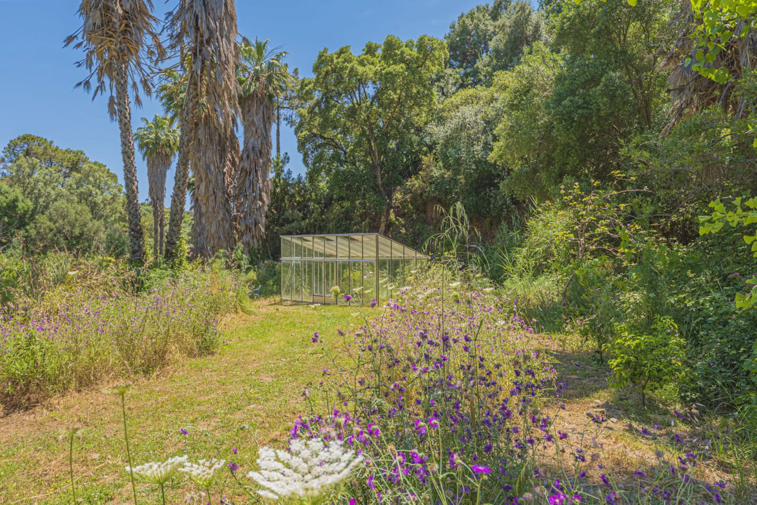 Situated at a 25 minutes walk to Estepona city and a two minute drive to the AP7 highway, this former 9 hole golf course is one of a kind.